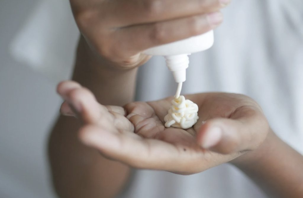 Pourquoi votre peau change avec les saisons : comprendre et adapter votre routine
